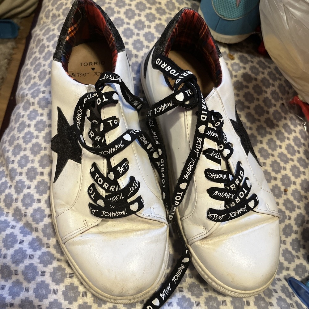 Torrid Betsey Johnson White Faux Leather Glitter Star Distressed Sneaker Sz 7.5W